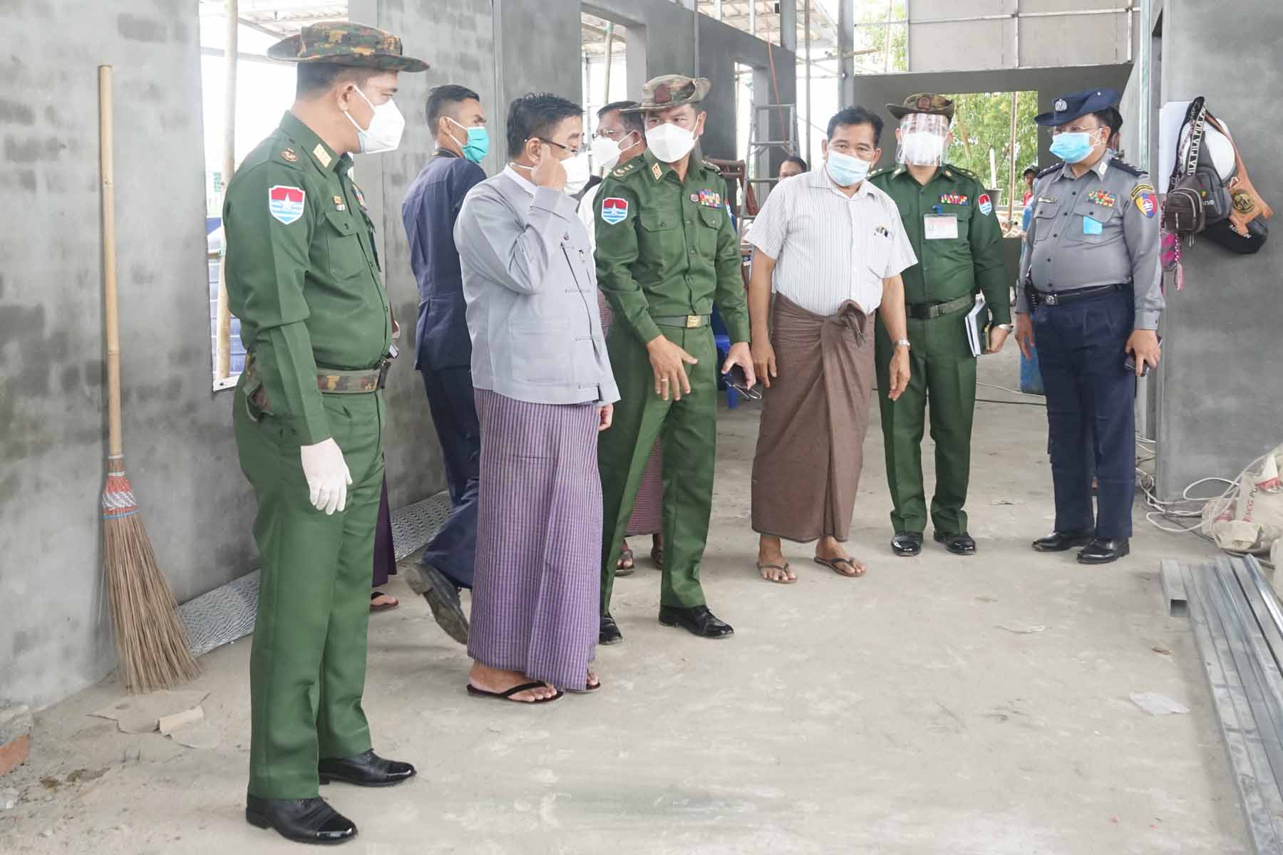 တနင်္သာရီတိုင်းဒေသကြီးအစိုးရအဖွဲ့ဝန်ကြီးချုပ် ဦးမြတ်ကို ထားဝယ်မြို့ အောက်ဆီဂျင်စက်ရုံ ၊  အောက်ဆီဂျင်စမ်းသပ်ထုတ်လုပ်နေမှုအား ကွင်းဆင်းကြည့်ရှုစစ်ဆေး
