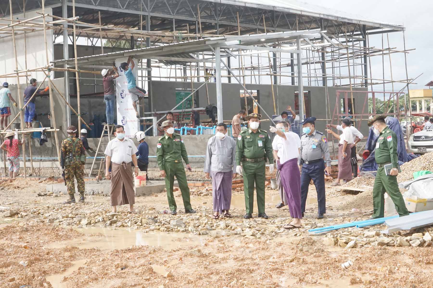 တနင်္သာရီတိုင်းဒေသကြီးအစိုးရအဖွဲ့ဝန်ကြီးချုပ် ဦးမြတ်ကို ထားဝယ်မြို့ အောက်ဆီဂျင်စက်ရုံ ၊  အောက်ဆီဂျင်စမ်းသပ်ထုတ်လုပ်နေမှုအား ကွင်းဆင်းကြည့်ရှုစစ်ဆေး