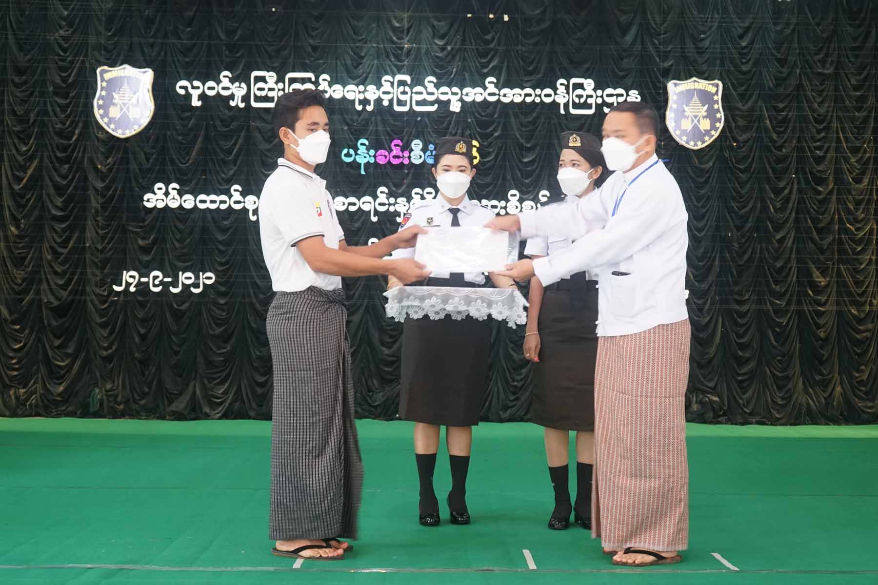 အိမ်ထောင်စုလူဦးရေစာရင်းနှင့်နိုင်ငံသားစိစစ်ရေးကတ်ပြားပေးအပ်ပွဲအခမ်းအနားသို့ တနင်္သာရီတိုင်းဒေသကြီးအစိုးရအဖွဲ့ဝန်ကြီးချုပ်ဦးမြတ်ကို တက်ရောက်