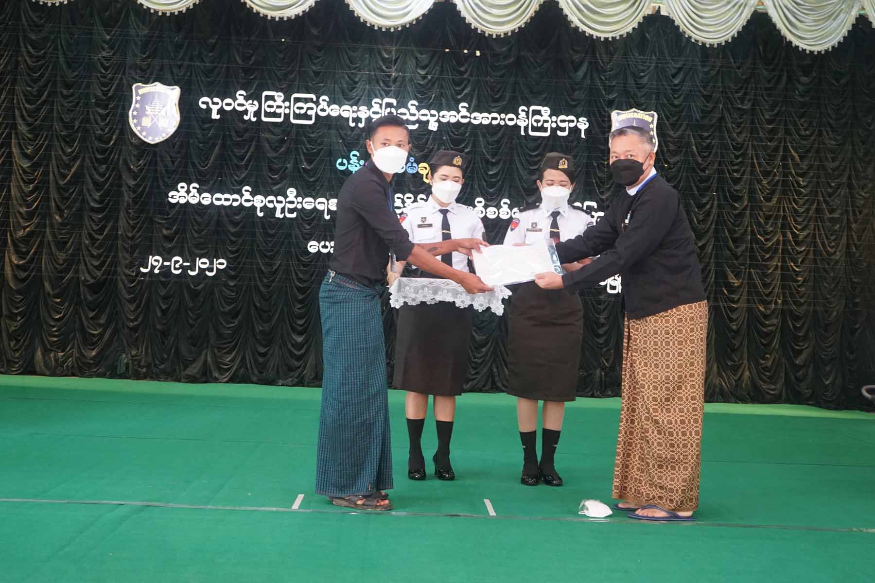 အိမ်ထောင်စုလူဦးရေစာရင်းနှင့်နိုင်ငံသားစိစစ်ရေးကတ်ပြားပေးအပ်ပွဲအခမ်းအနားသို့ တနင်္သာရီတိုင်းဒေသကြီးအစိုးရအဖွဲ့ဝန်ကြီးချုပ်ဦးမြတ်ကို တက်ရောက်
