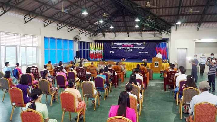 တိုင်းဒေသကြီးဝန်ကြီးချုပ် ဦးမြတ်ကို  အိမ်ထောင်စုလူဦးရေစာရင်း၊ နိုင်ငံသားစိစစ်ရေး ကတ်ပြားပေးအပ်ပွဲနှင့် ကိုဗစ်-၁၉ ကာကွယ် ထိန်းချုပ် ကုသရေးလုပ်ငန်းများတွင် ပါဝင်ဆောင်ရွက်ခဲ့သူများအား ထောက်ပံ့ငွေနှင့်ပစ္စည်းများပေးအပ်ပွဲ တက်ရောက်