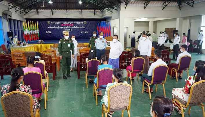 တိုင်းဒေသကြီးဝန်ကြီးချုပ် ဦးမြတ်ကို  အိမ်ထောင်စုလူဦးရေစာရင်း၊ နိုင်ငံသားစိစစ်ရေး ကတ်ပြားပေးအပ်ပွဲနှင့် ကိုဗစ်-၁၉ ကာကွယ် ထိန်းချုပ် ကုသရေးလုပ်ငန်းများတွင် ပါဝင်ဆောင်ရွက်ခဲ့သူများအား ထောက်ပံ့ငွေနှင့်ပစ္စည်းများပေးအပ်ပွဲ တက်ရောက်
