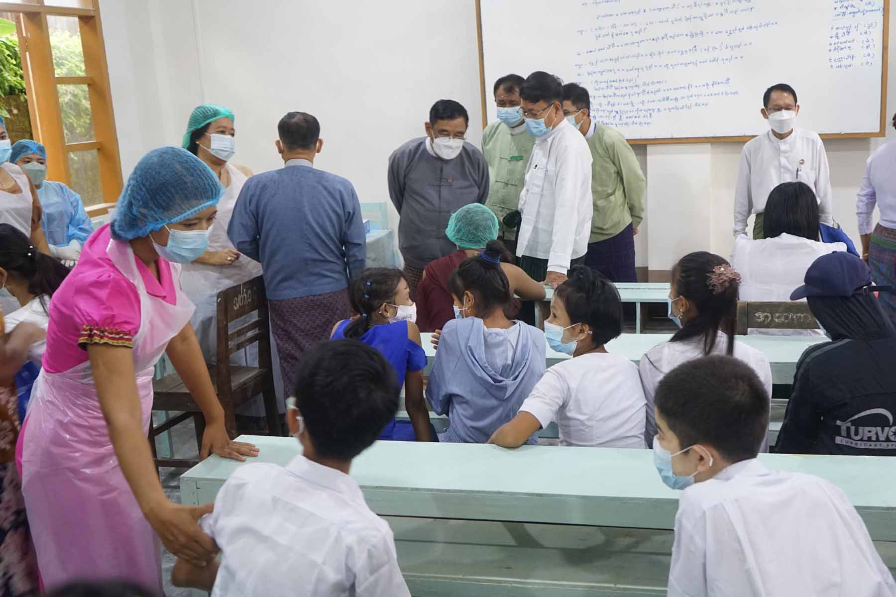 ထားဝယ်မြို့တွင် အသက်(၁၂)နှစ်အထက် ကျောင်းသားကျောင်းသူများအား  ကိုဗစ်-၁၉ရောဂါကာကွယ်ဆေးထိုးနှံပေး နေမှုအားတိုင်းဒေသကြီးအစိုးရအဖွဲ့ဝန်ကြီးချုပ်ဦးမြတ်ကို ကြည်ရှု့အားပေး
