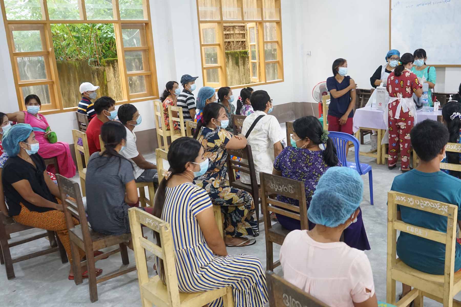ထားဝယ်မြို့တွင် အသက်(၁၂)နှစ်အထက် ကျောင်းသားကျောင်းသူများအား  ကိုဗစ်-၁၉ရောဂါကာကွယ်ဆေးထိုးနှံပေး နေမှုအားတိုင်းဒေသကြီးအစိုးရအဖွဲ့ဝန်ကြီးချုပ်ဦးမြတ်ကို ကြည်ရှု့အားပေး