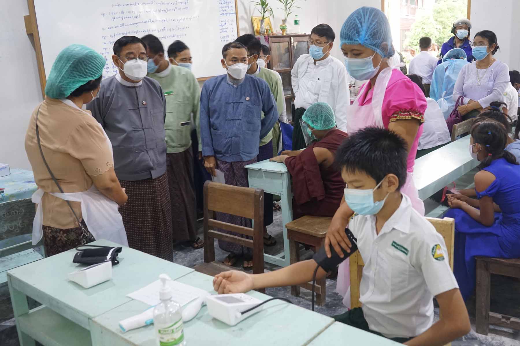 ထားဝယ်မြို့တွင် အသက်(၁၂)နှစ်အထက် ကျောင်းသားကျောင်းသူများအား  ကိုဗစ်-၁၉ရောဂါကာကွယ်ဆေးထိုးနှံပေး နေမှုအားတိုင်းဒေသကြီးအစိုးရအဖွဲ့ဝန်ကြီးချုပ်ဦးမြတ်ကို ကြည်ရှု့အားပေး
