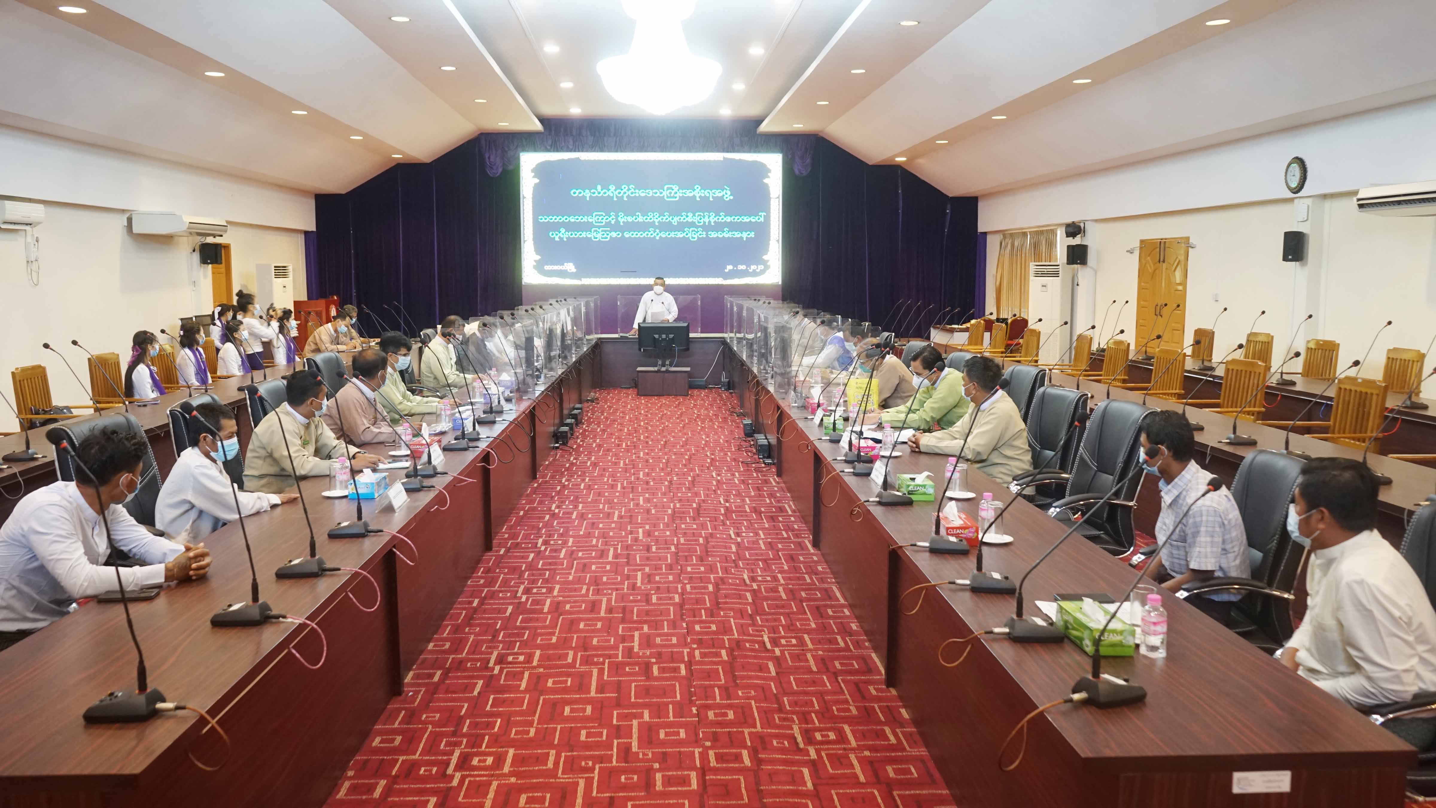 တနင်္သာရီတိုင်းဒေသကြီးအစိုးရအဖွဲ့ဝန်ကြီးချုပ်ဦးမြတ်ကို သဘာဝဘေးကြောင့်မိုးစပါးထိခိုက်ပျက်စီးပြန်စိုက်ဧကအပေါ်ယူရီးယားမြေသြဇာထောက်ပံ့ပေးအပ်ခြင်း အခမ်းအနားသို့တက်ရောက်