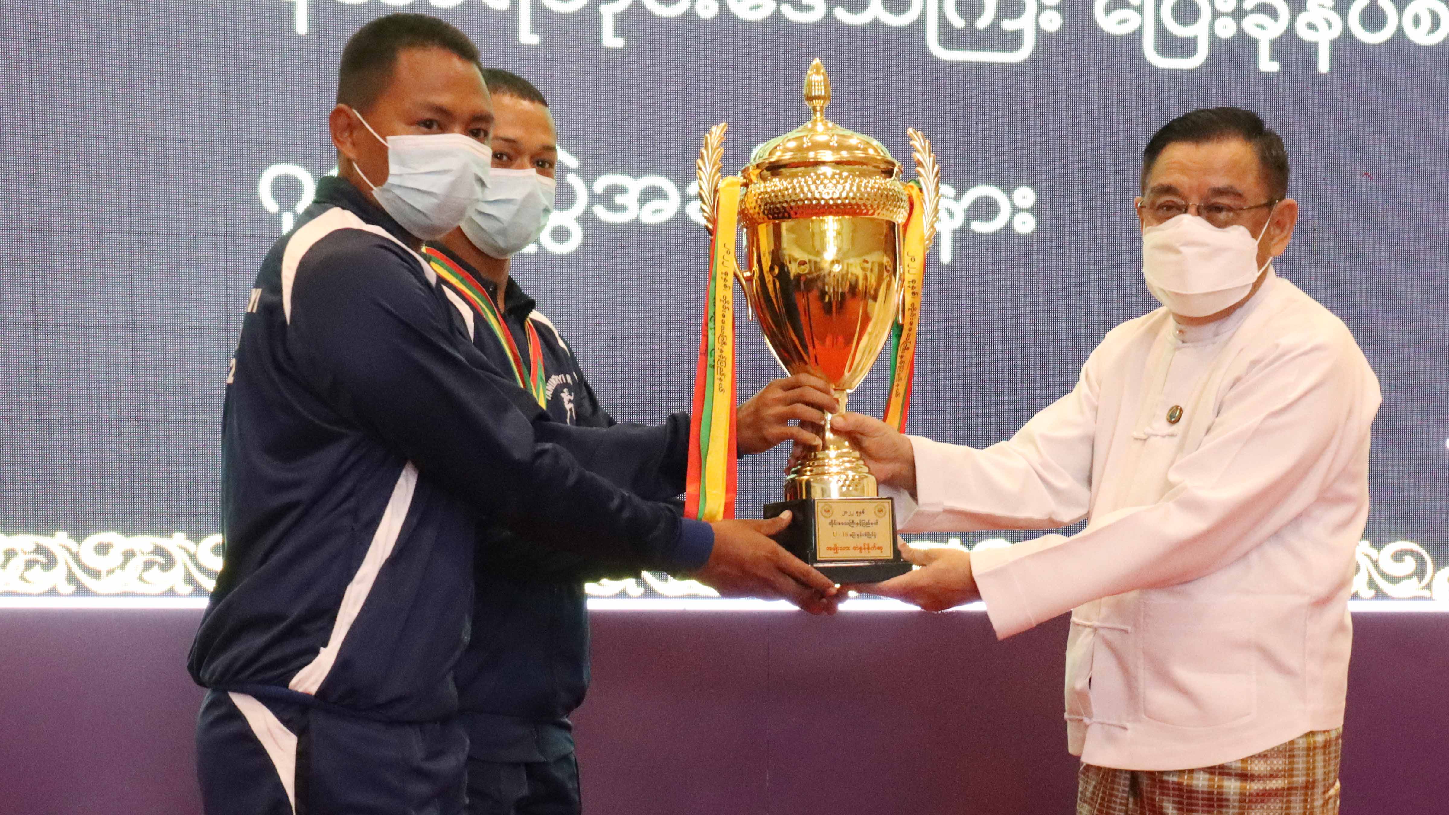 တနင်္သာရီတိုင်းဒေသကြီးဝန်ကြီးချုပ် ဦးမြတ်ကို ပြေးခုန်ပစ်ပြိုင်ပွဲ တံခွန်စိုက်ဒိုင်းဆုရရှိခဲ့သော တနင်္သာရီတိုင်းဒေသကြီး ပြေးခုန်ပစ်အဖွဲ့အား ဂုဏ်ပြုပွဲအခမ်းအနားသို့တက်ရောက်