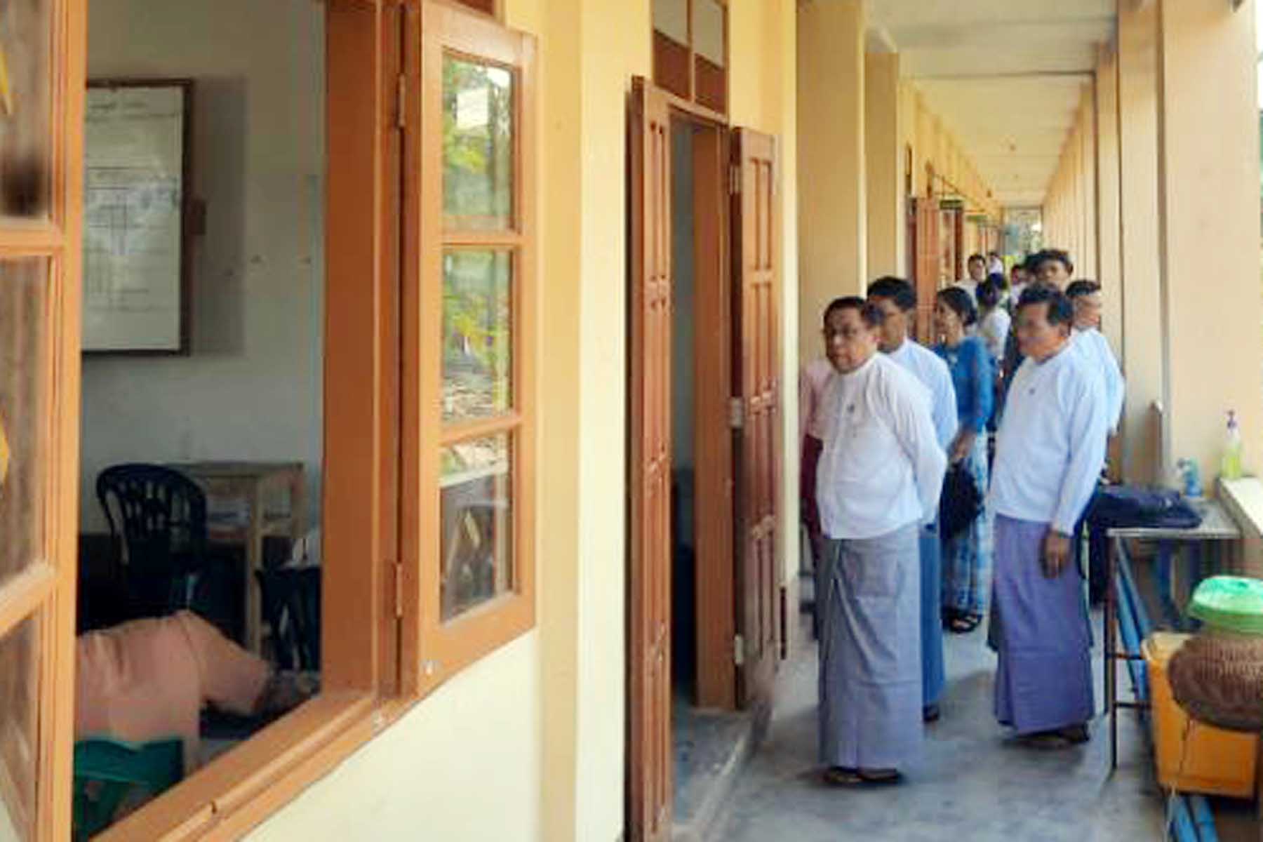 တနင်္သာရီတိုင်းဒေသကြီးဝန်ကြီးချုပ်ဦးမြတ်ကို  တက္ကသိုလ်ဝင်စာမေးပွဲကျောင်းသား၊ကျောင်းသူများ မြန်မာစာဘာသာရပ်ဖြေဆိုနေမှုအားကြည့်ရှုအားပေး