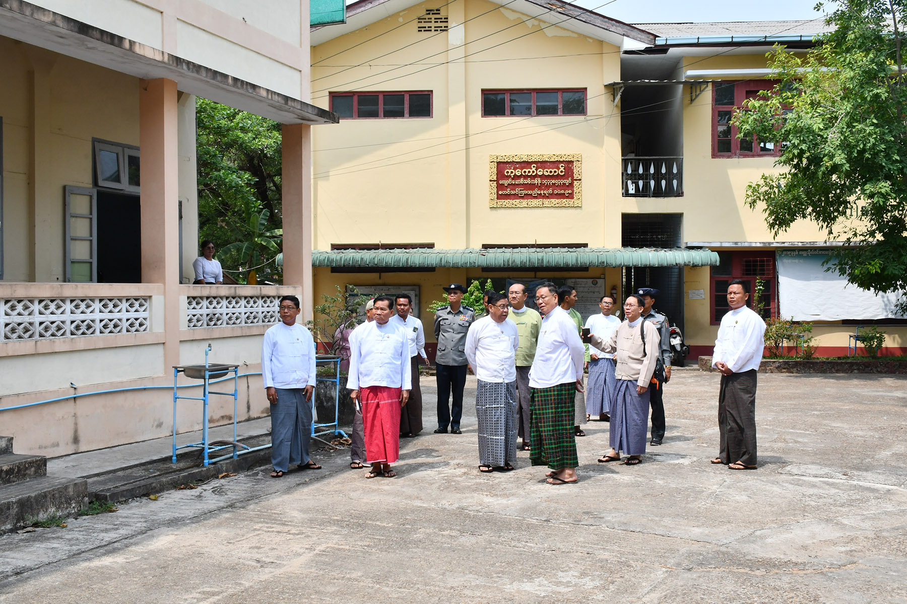 တနင်္သာရီတိုင်းဒေသကြီး ဝန်ကြီးချုပ် ဦးမြတ်ကို မြိတ်မြို့တွင် တက္ကသိုလ်ဝင်စာမေးပွဲကို ကျောင်းသား/သူများ စိတ်အေးချမ်းသာစွာ ဆက်လက်ဖြေဆိုနေမှုအား ကြည့်ရှုအားပေး